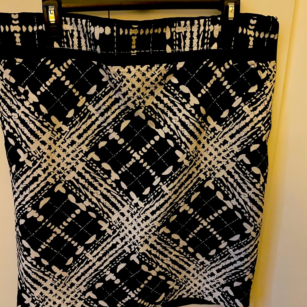 Patterned pencil skirt